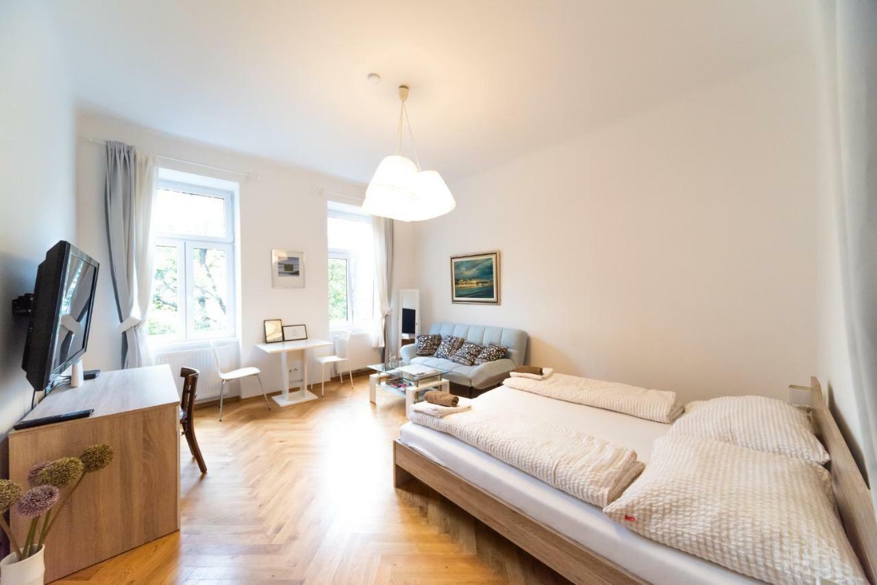 Prater Studio Next Fair, Un, Wu And City Center Wien